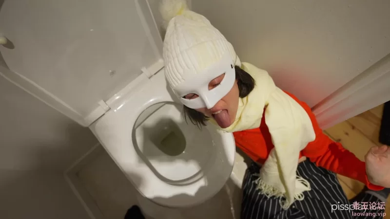 pissplay.23.12.08.piss.assistant - frame at 8m12s.jpg